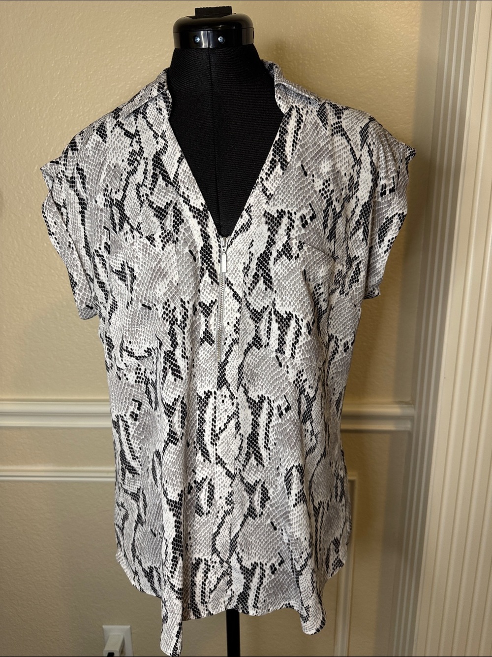 Express Snake Print V-Neck Short Sleeve Top - White/Black